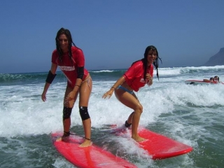 Chicas surfeando